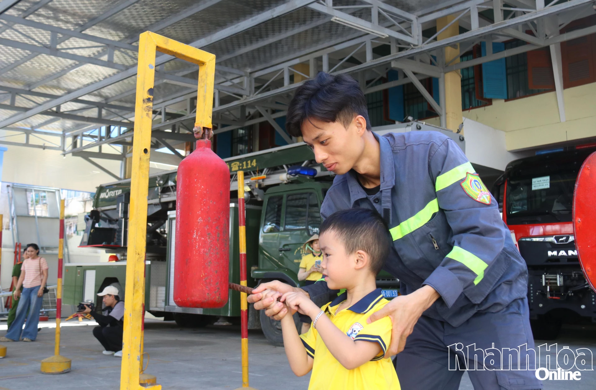 Đánh kẻng báo cháy cũng là một trong những hoạt động thiết thực được các em nhỏ tham gia tích cực.