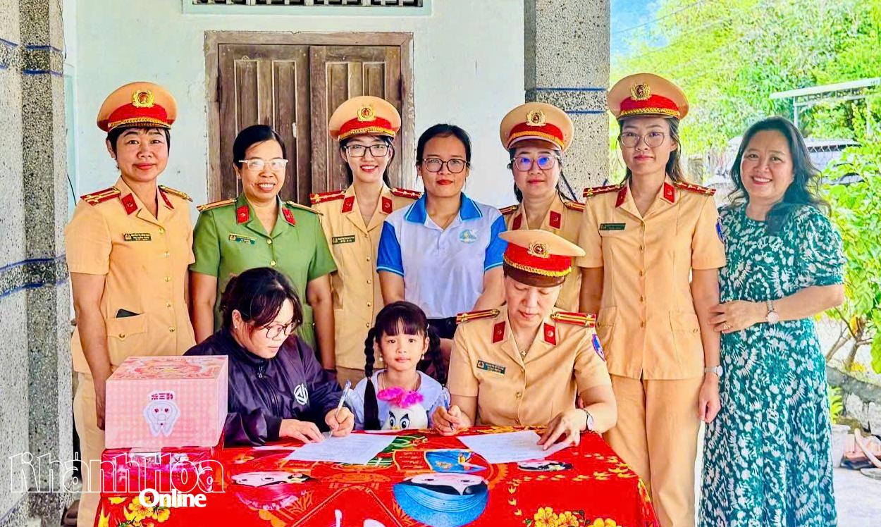 Hội Phụ nữ Phòng Cảnh sát giao thông Công an tỉnh chính thức nhận đỡ đầu cháu Nguyễn Bảo Ngân.