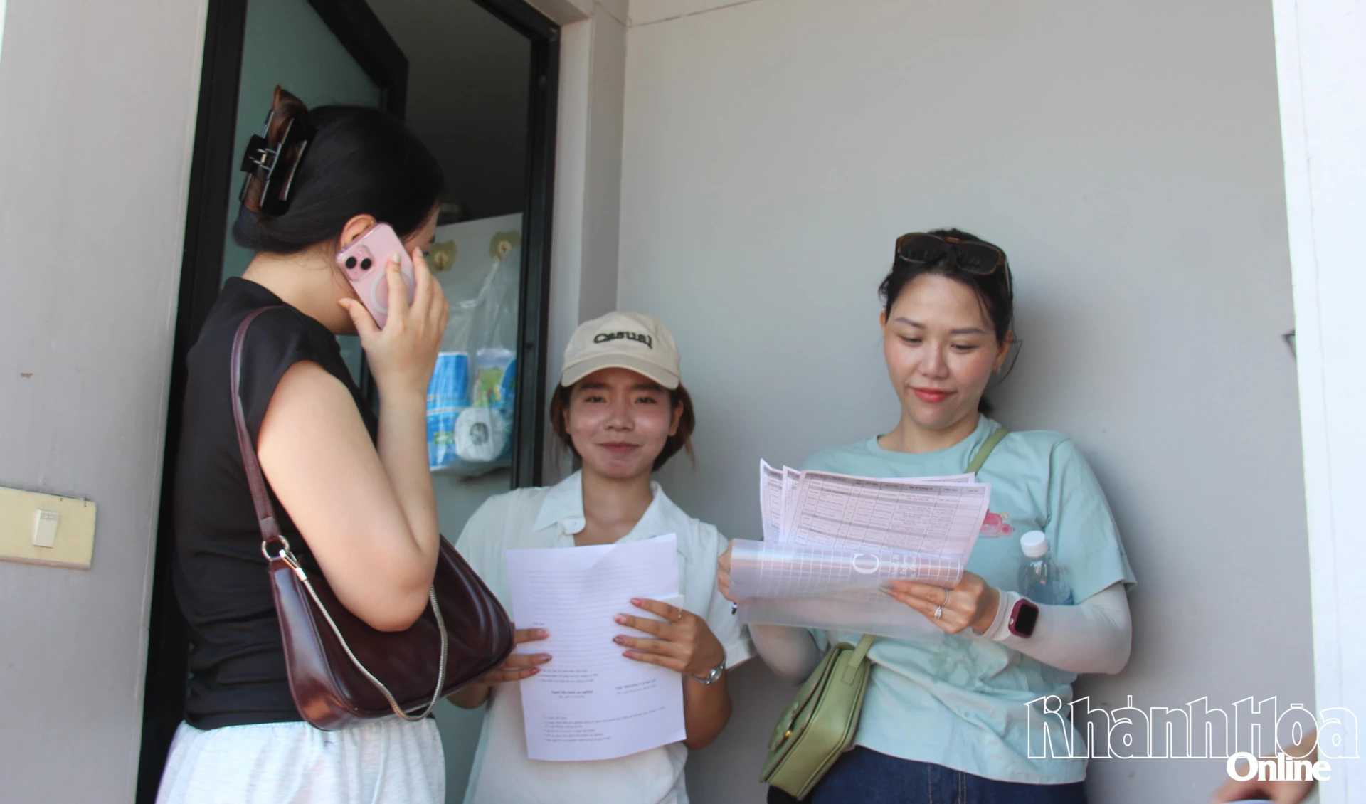 Nhân viên, người lao động nhà hàng vui vẻ đợi tới lượt test.