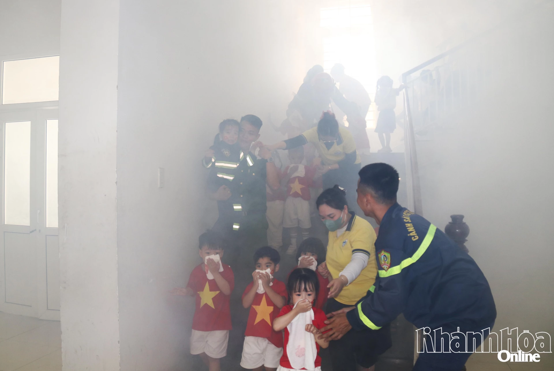 Ai nấy đều rất tự tin thực hiện kỹ năng thoát khỏi khu vực có khói một cách an toàn.