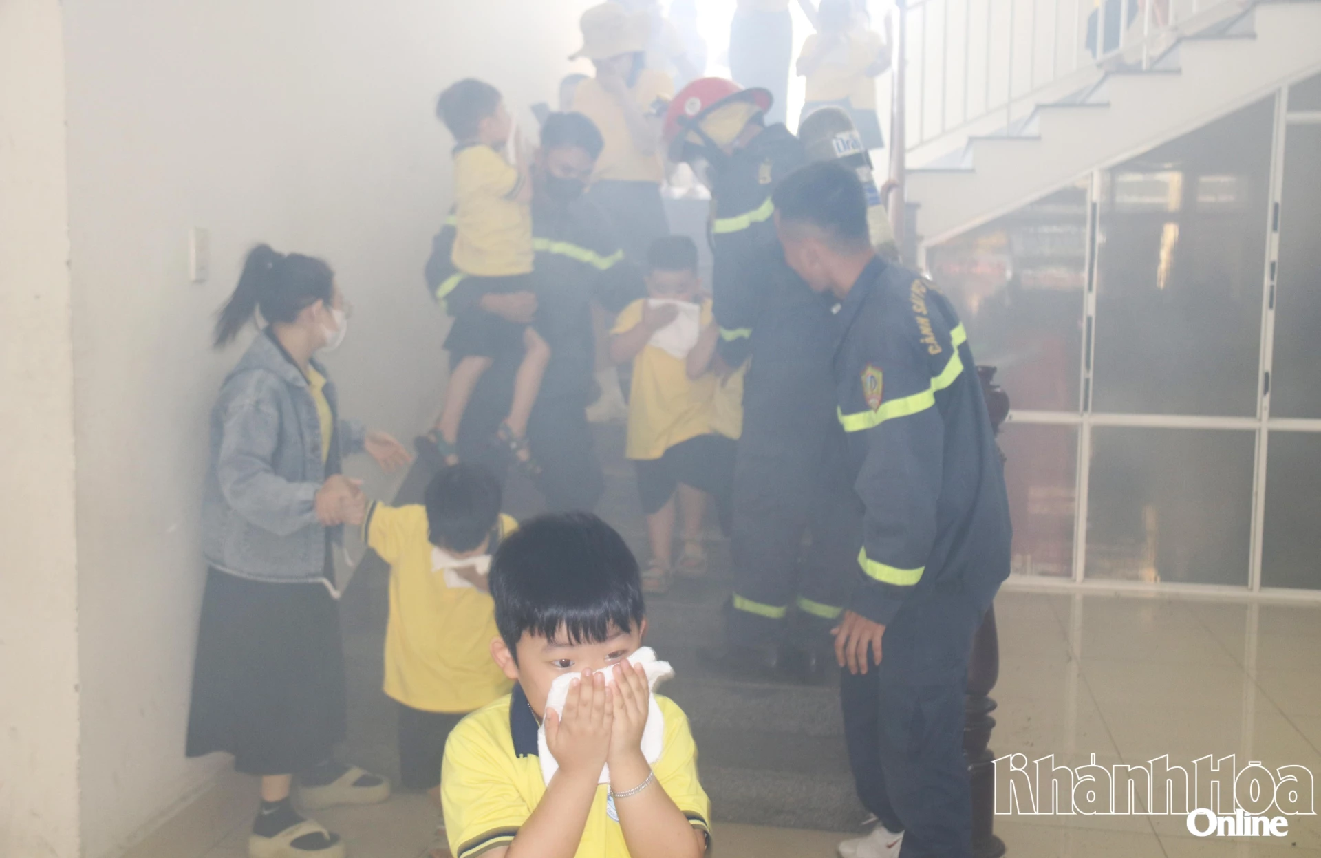 Các bạn nhỏ còn được trang bị kỹ năng thoát hiểm trong môi trường có khói bằng cách sử dụng khăn thấm nước.