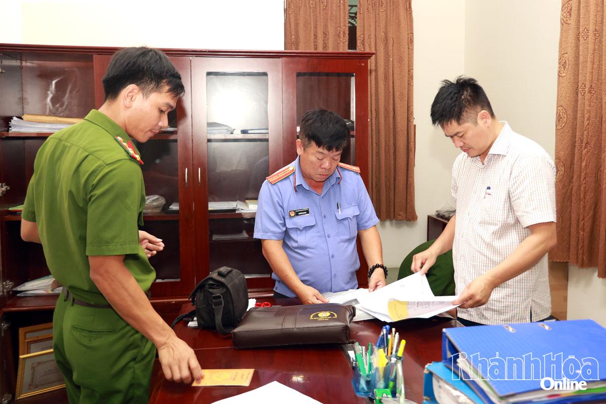 Cơ quan điều tra khám xét nơi làm việc của bị can Trần Huỳnh Kiến Trúc.