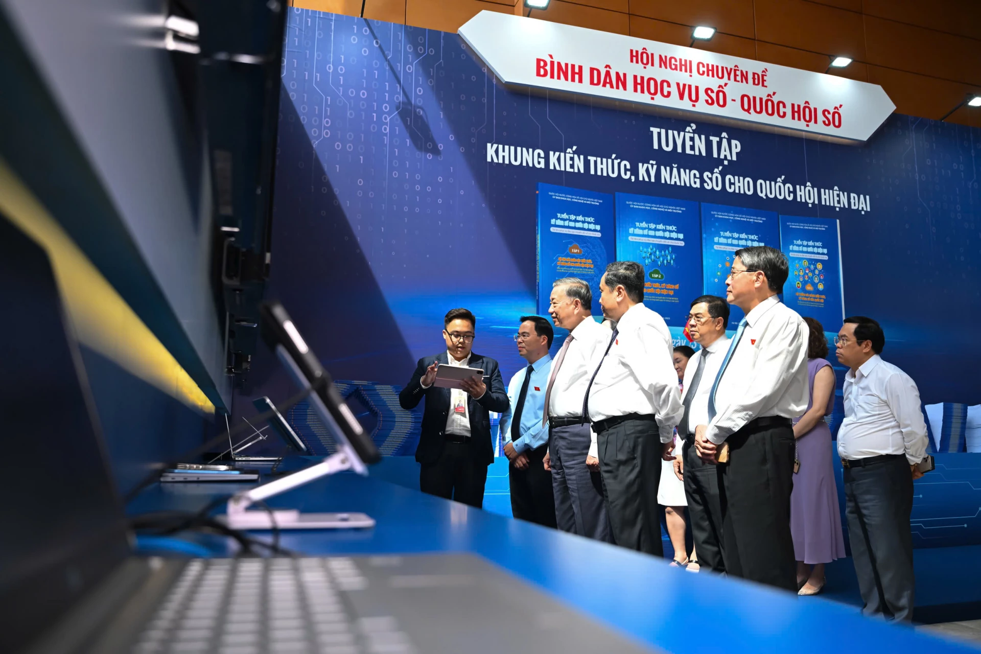Tổng Bí thư Tô Lâm, Chủ tịch Quốc hội Trần Thanh Mẫn và các đồng chí lãnh đạo dự Hội nghị chuyên đề “Bình dân học vụ số - Quốc hội số”_Ảnh: quochoi.vn

