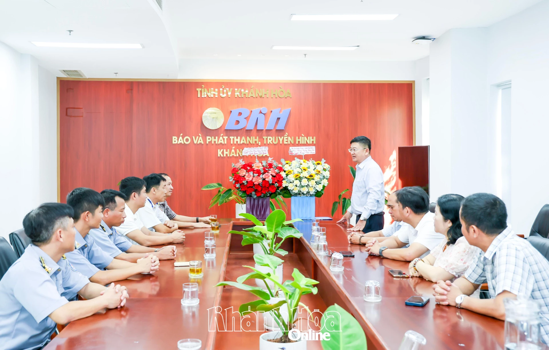 Lãnh đạo Báo và PTTH Khánh Hòa phát biểu đáp từ.