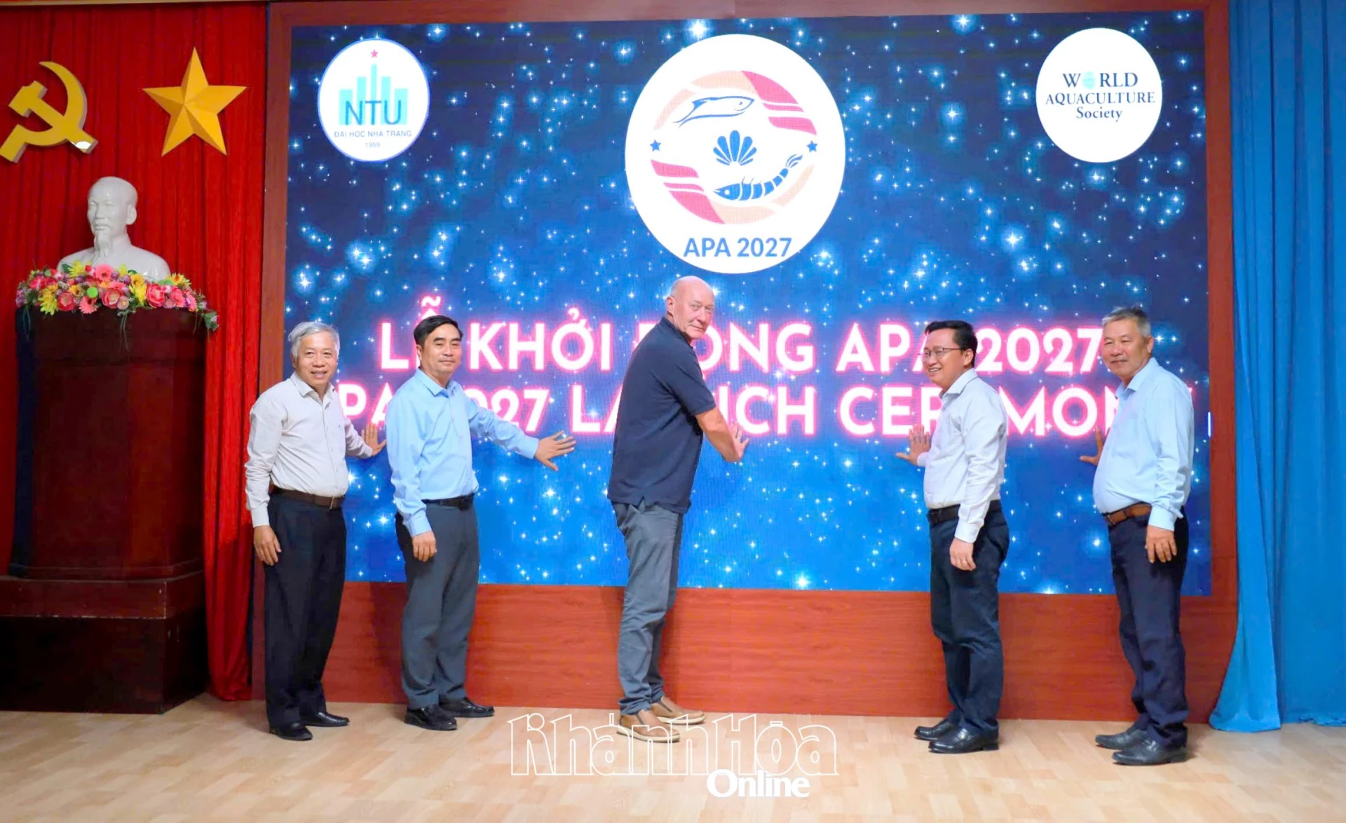 Các đại biểu tham dự chương trình bấm nút khởi động tổ chức hội nghị.