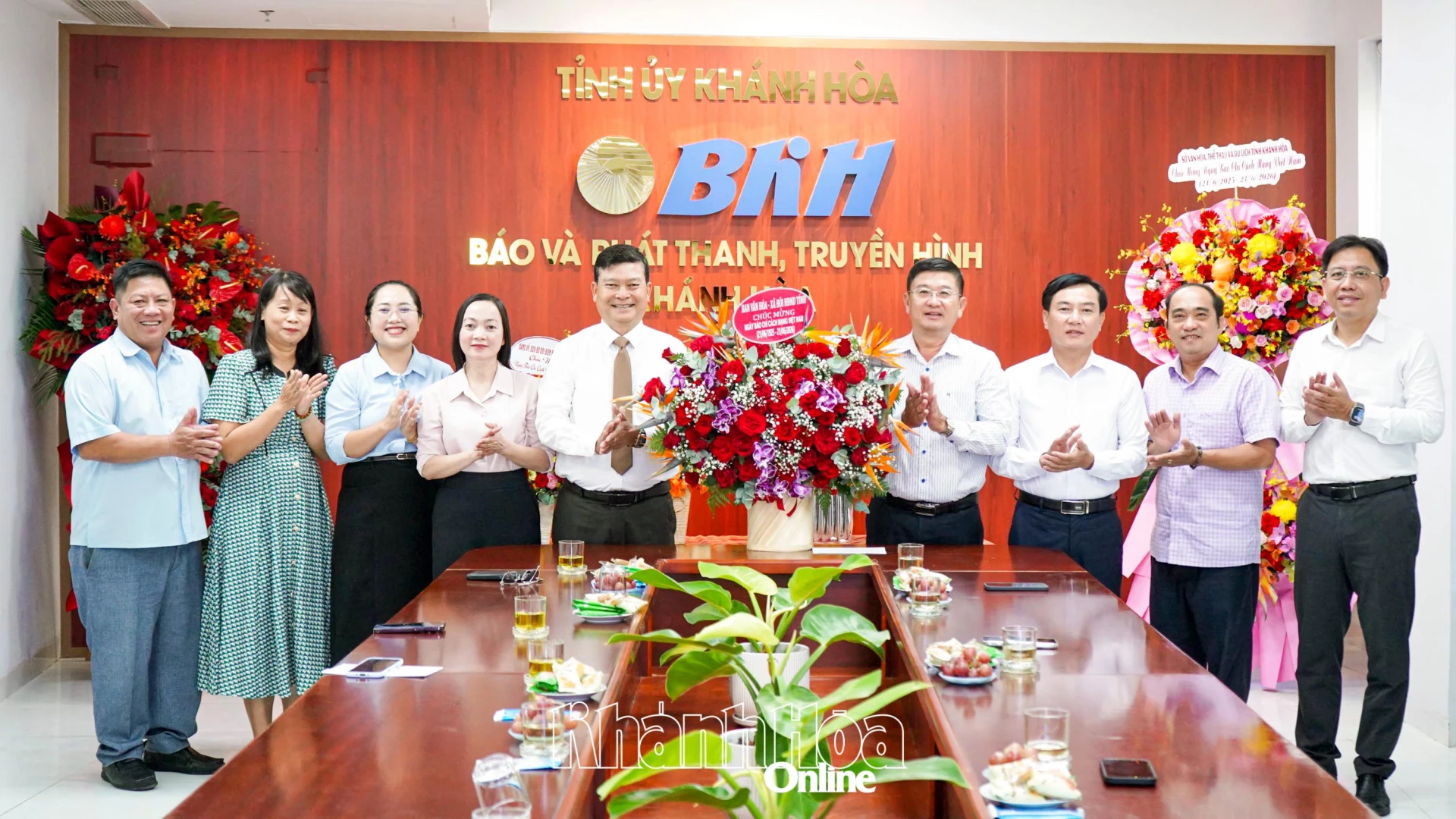 Ông Nguyễn Quang Nhật - Trưởng ban và bà Nguyễn Phạm Bảo Ngọc - Phó Trưởng ban Văn hóa - Xã hội HĐND tỉnh tặng hoa chúc mừng Báo và Phát thanh, Truyền hình Khánh Hòa.