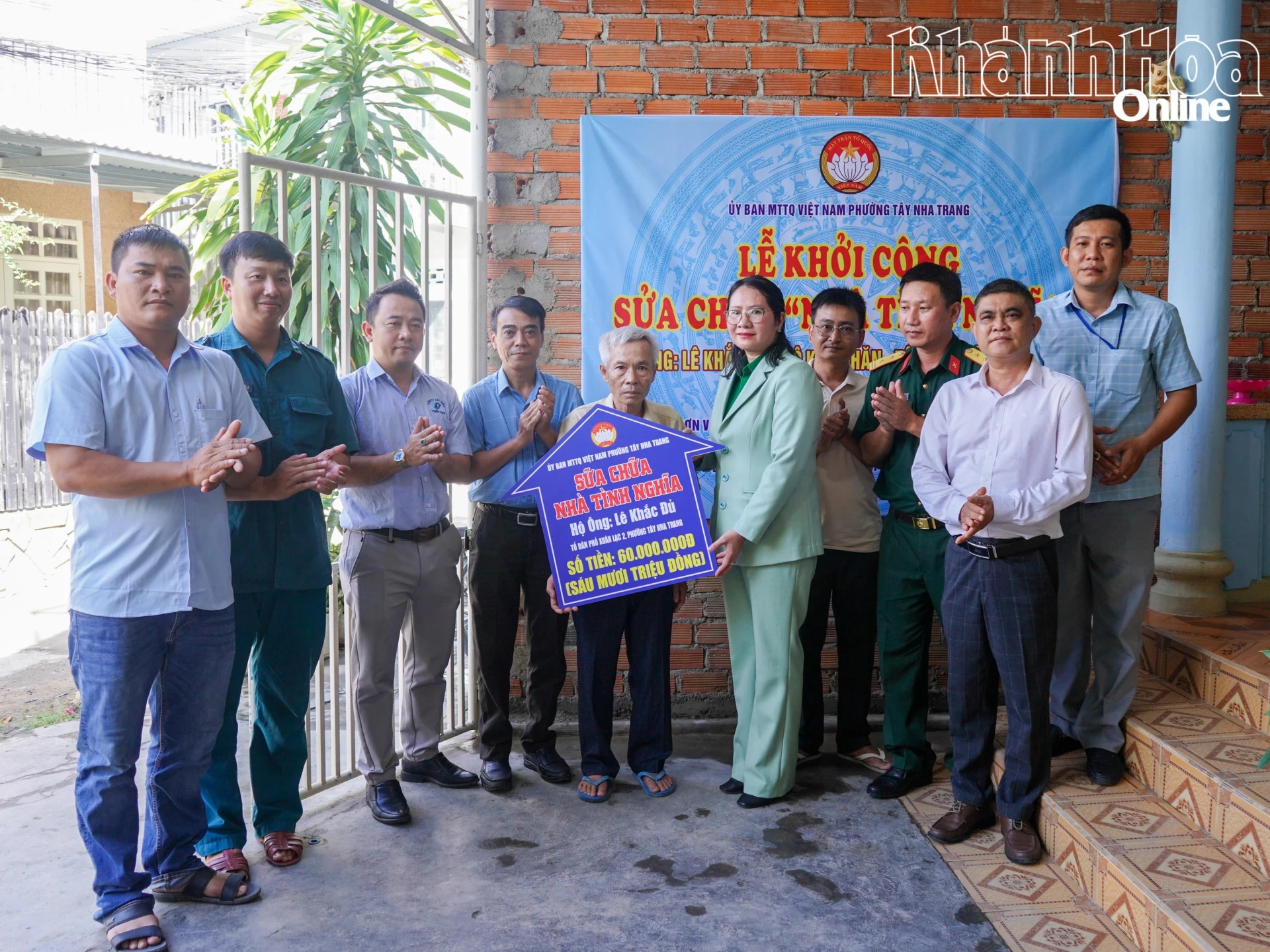 Lãnh đạo phường Tây Nha Trang trao kinh phí hỗ trợ sửa chữa nhà ở cho hộ có hoàn cảnh khó khăn. Ảnh: HOÀNG ĐỨC