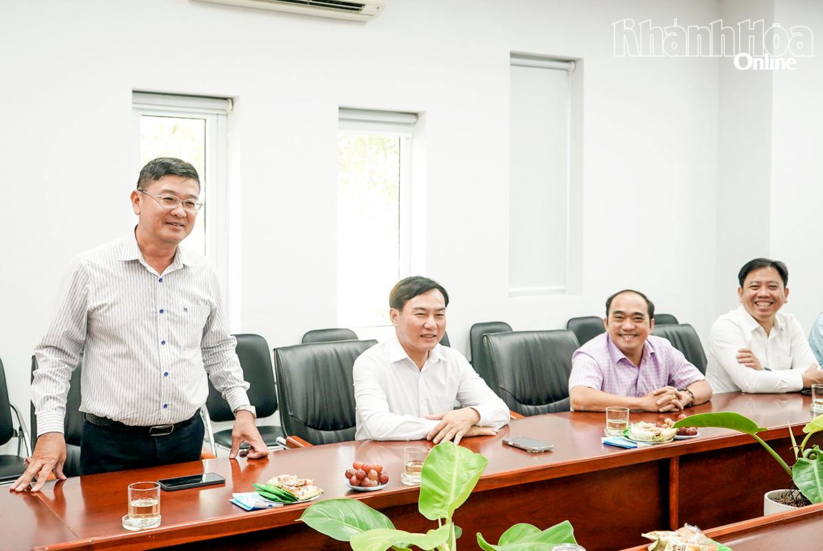 Nhà báo Lê Hoàng Triều - Giám đốc Báo và Phát thanh, Truyền hình Khánh Hòa phát biểu tại buổi tiếp đón lãnh đạo Ban Văn hóa - Xã hội HĐND tỉnh đến thăm