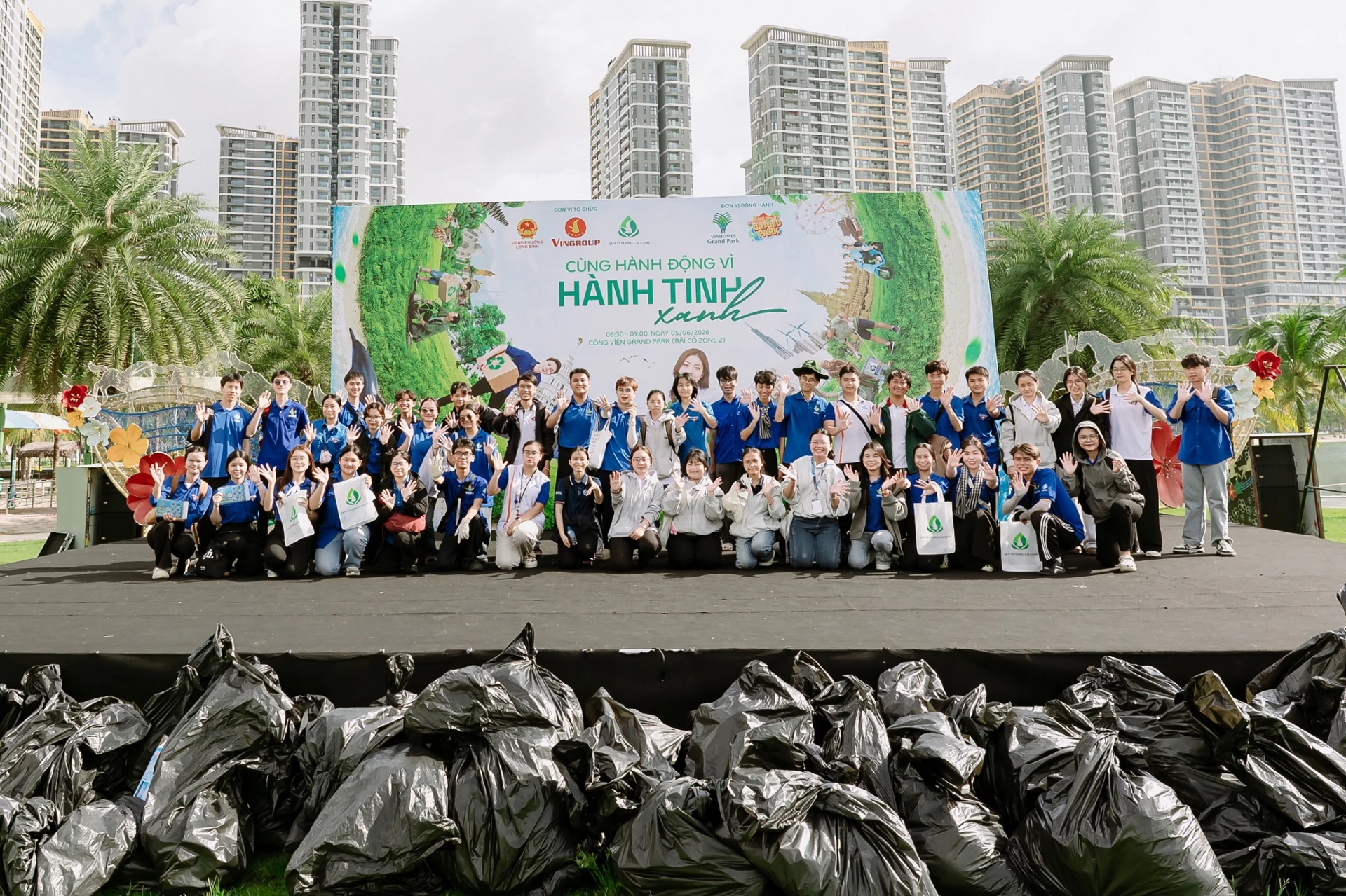 Tại TP.HCM, gần 700 cán bộ nhân viên đến từ các công ty thuộc Tập đoàn Vingroup, người dân địa phương, cư dân Khu đô thị Vinhomes Grand Park và sinh viên các trường thành viên của Đại học Quốc gia TP.HCM chung tay làm sạch tuyến đường Phước Thiện (phường Long Bình).