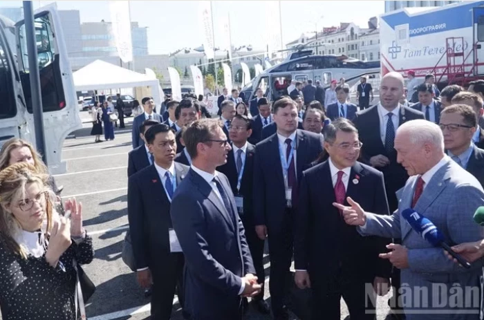 Thủ tướng Lê Minh Hưng thăm Triển lãm thành tựu “Sản xuất tại Tatarstan”
