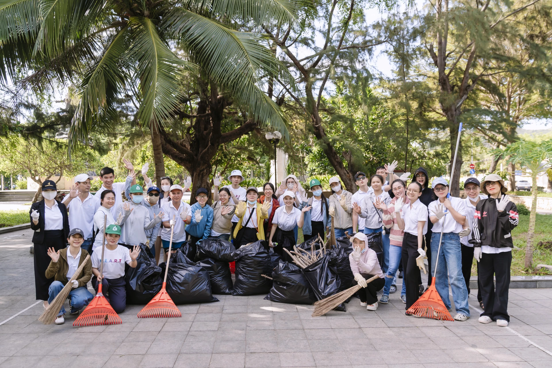 Hoạt động không chỉ góp phần bảo vệ cảnh quan ven biển mà còn chung tay xây dựng hình ảnh điểm đến du lịch Nha Trang xanh, văn minh và thân thiện, đồng thời lan tỏa ý thức bảo vệ môi trường tới người dân và du khách.
Đặc biệt, chiến dịch “Cùng hành động vì hành tinh xanh” năm nay còn lan tỏa đến 3 điểm cầu quốc tế tại Lào, Indonesia và Philippines, với sự hưởng ứng tích cực của các bác tài Green SM và người dân địa phương.
