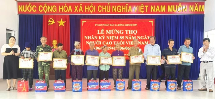Xã Đông Khánh Sơn tổ chức mừng thọ cho 46 người cao tuổi