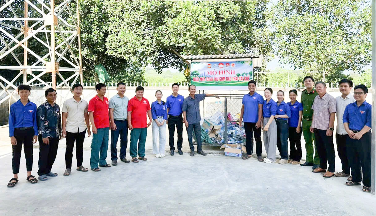 Các đơn vị ra mắt mô hình “Ngôi nhà xanh thu gom rác thải tái chế”.