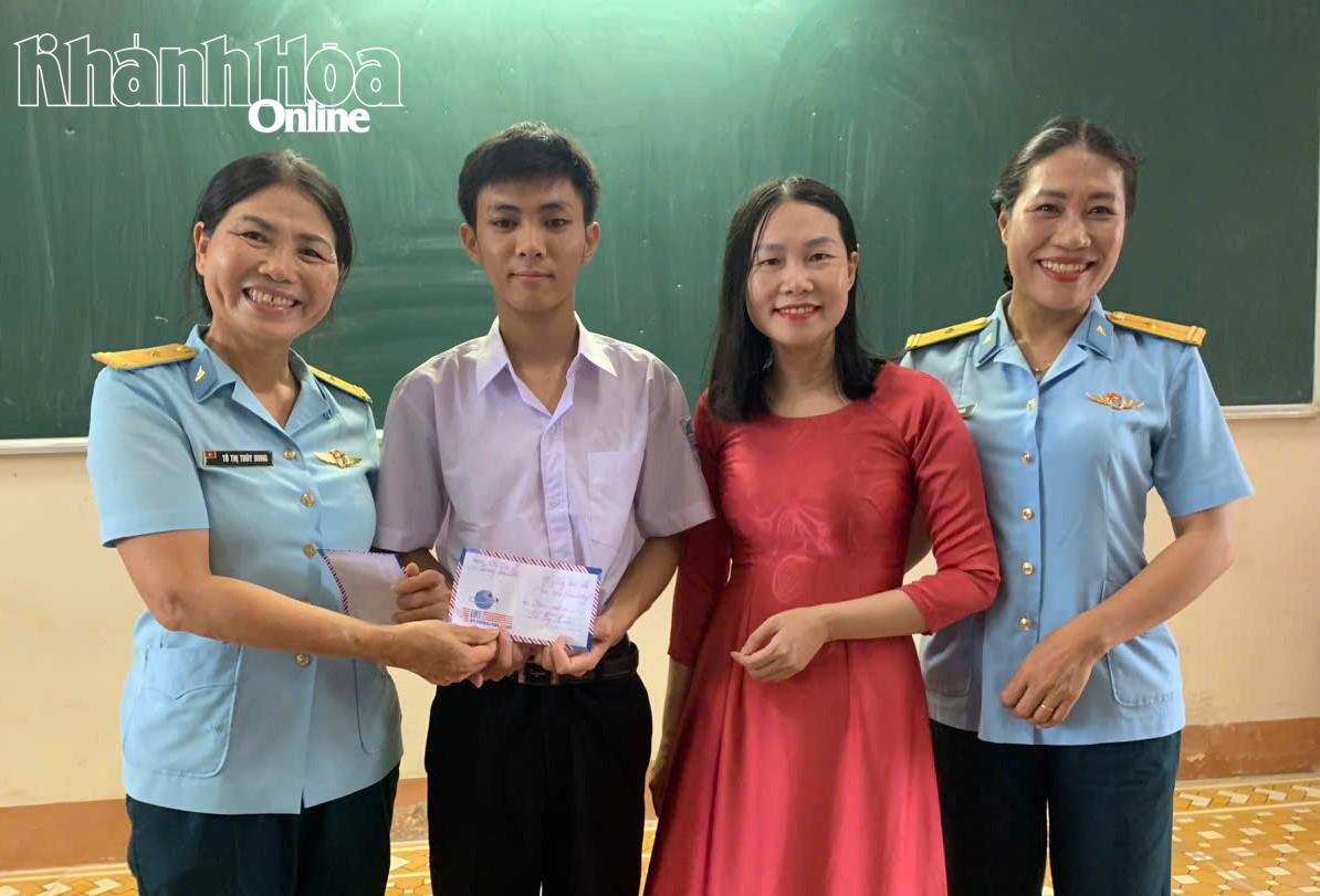Hội Phụ nữ Trung đoàn 274 trao học bổng cho em Đỗ Sỹ Luân.