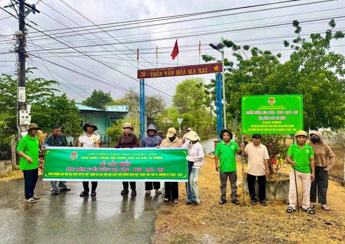 Bác Ái Đông: Gắn biển tuyến đường hoa “Sáng - xanh - sạch - đẹp”