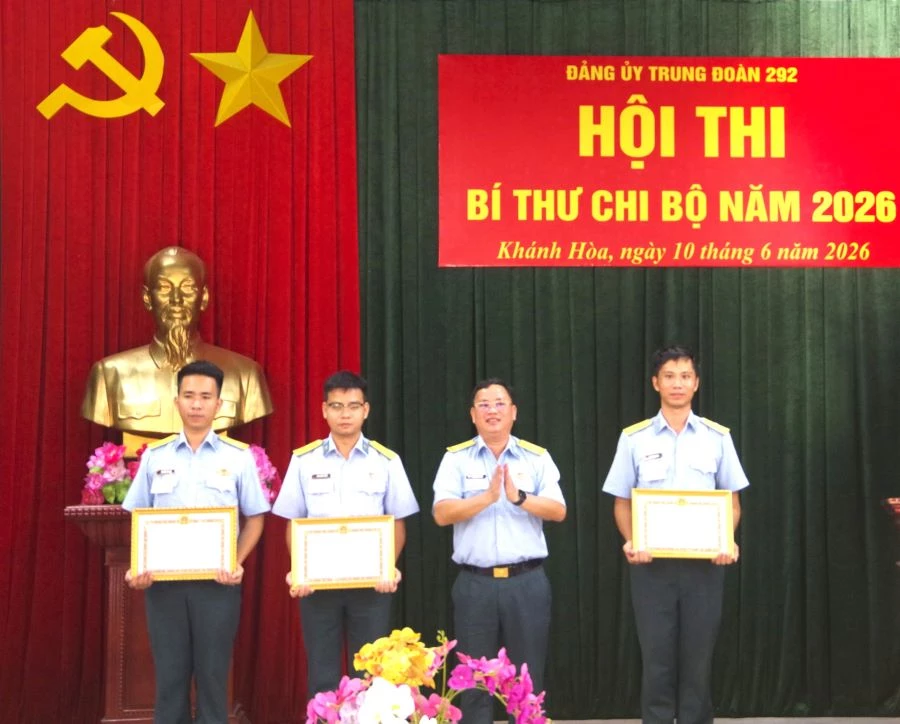 Thượng tá Phùng Đức Tiến, Phó Chủ nhiệm Chính trị Sư đoàn trao giải cho các thi sinh đạt giải.