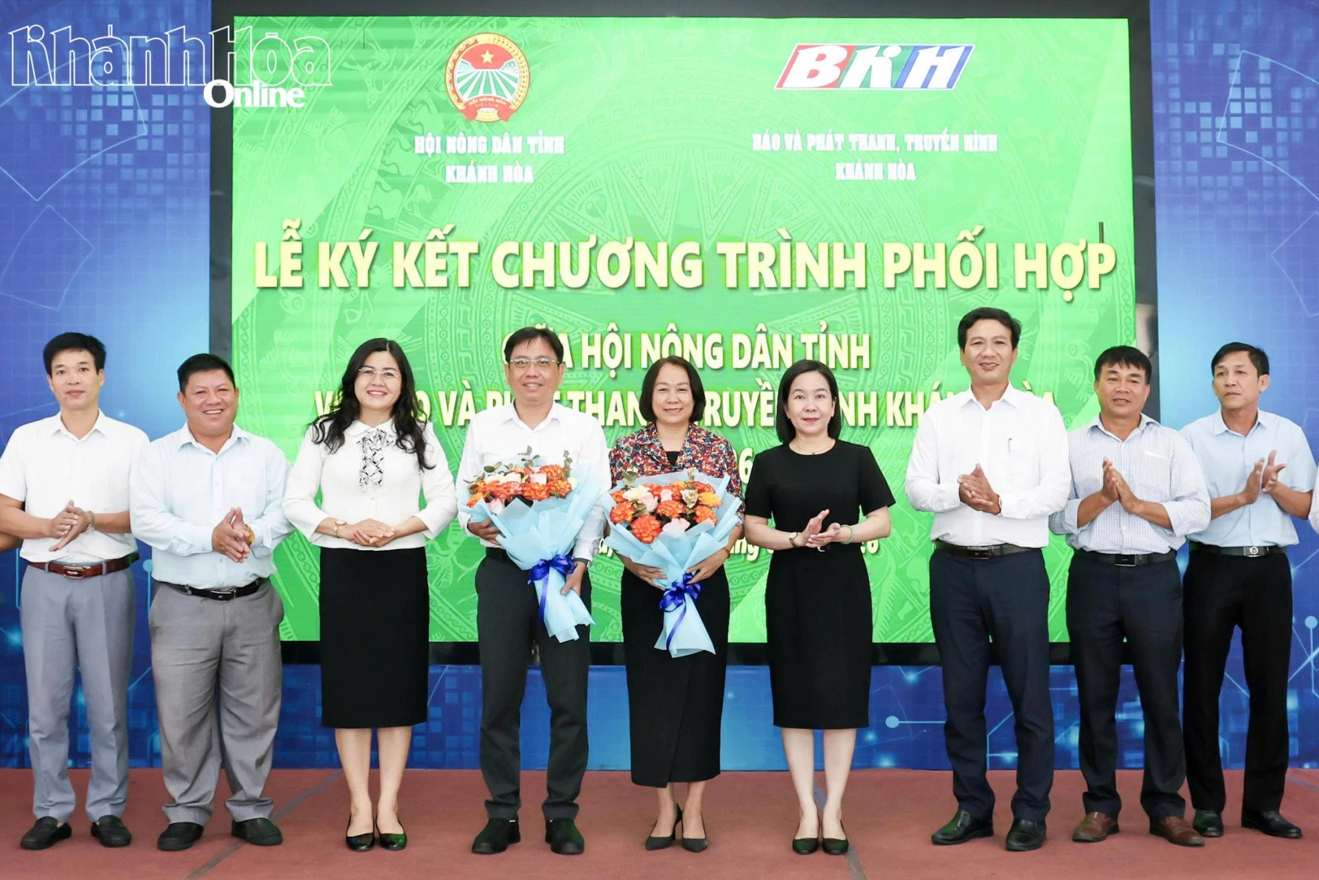 Lãnh đạo Ban Tuyên giáo và Dân vận Tỉnh ủy tặng hoa chúc mừng các đơn vị.