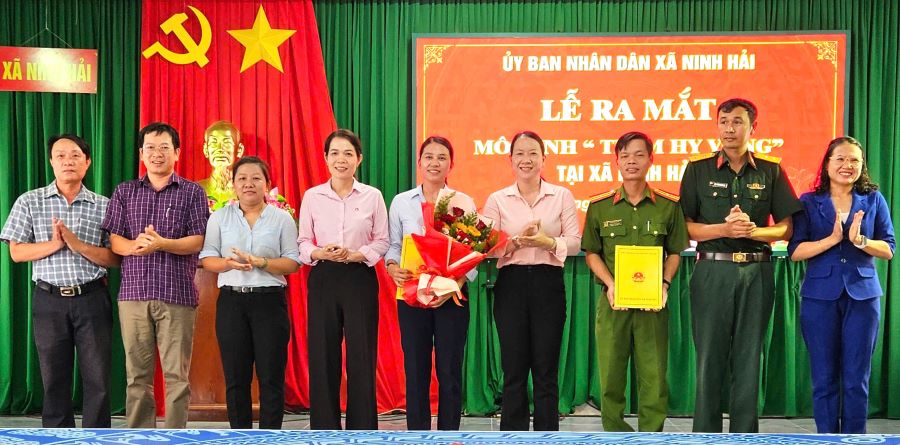 Lãnh đạo xã Ninh Hải trao quyết định thành lập mô hình “Trạm hy vọng”.