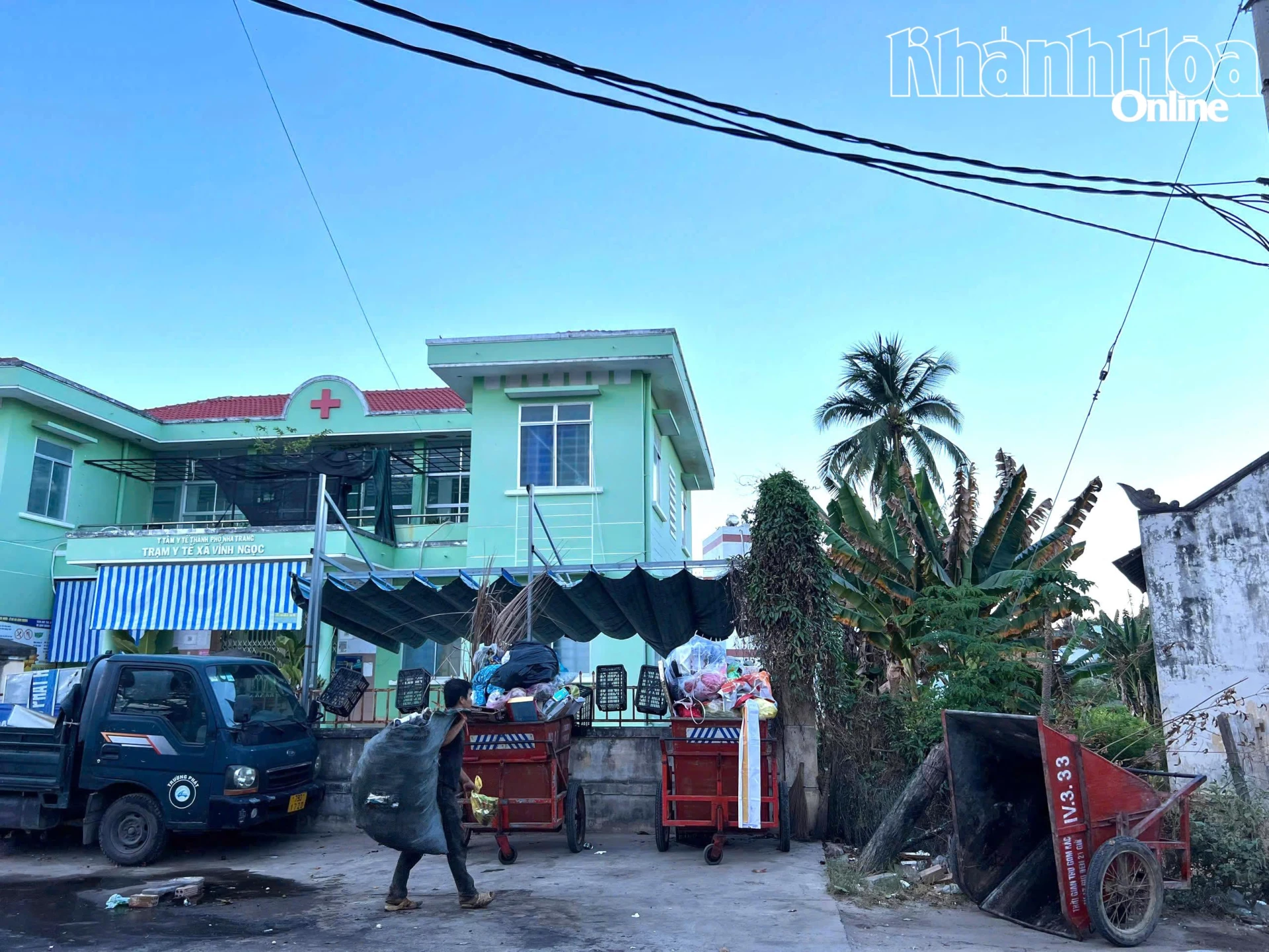 Người dân đem rác ra đổ tại điểm tập kết tự phát trên đường Cầu Dứa - Phú Nông.