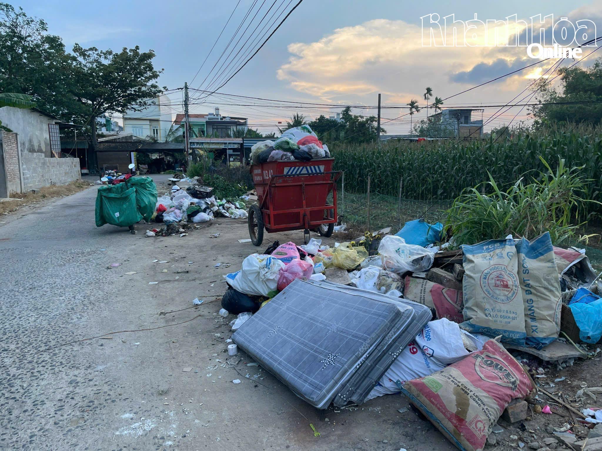 Một đoạn đường Sông Cái bị lấn chiếm làm nơi tập kết rác.