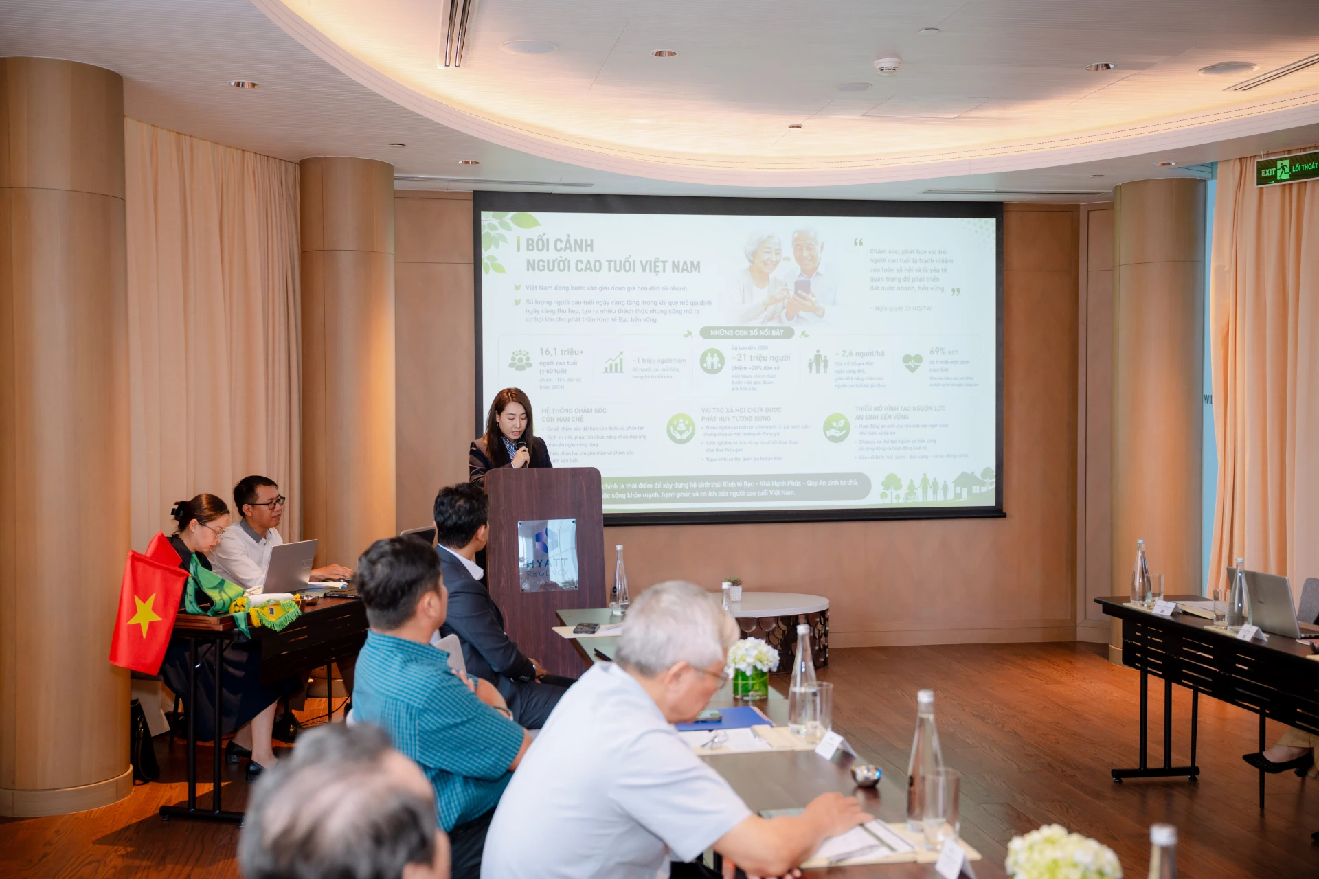 Bà Jlo Trần - Phó Viện trưởng Công nghệ Viện GreenMap chia sẻ giải pháp ứng dụng nền tảng GreenMap trong phát triển kinh tế bạc, Nhà hạnh phúc và các mô hình an sinh xanh dành cho người cao tuổi.