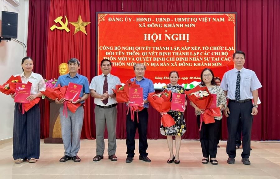 Trao quyết định nâng cấp các chi bộ cơ sở trực thuộc Đảng ủy xã. Lãnh đạo xã trao quyết định nâng cấp các chi bộ cơ sở trực thuộc Đảng ủy xã Đông Khánh Sơn. 
