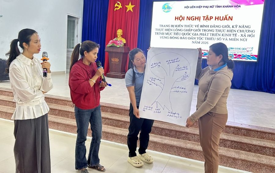Các học viên tham gia trao đổi, thảo luận, chia sẻ tình huống thực tiễn trong quá trình tập huấn.