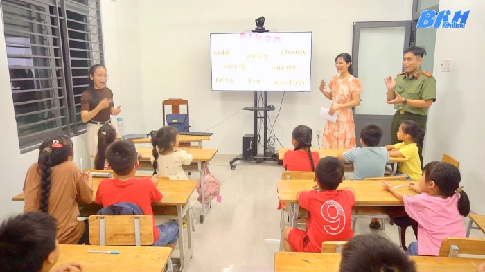 Lớp học tiếng Anh đặc biệt tại trụ sở Công an xã Diên Lạc