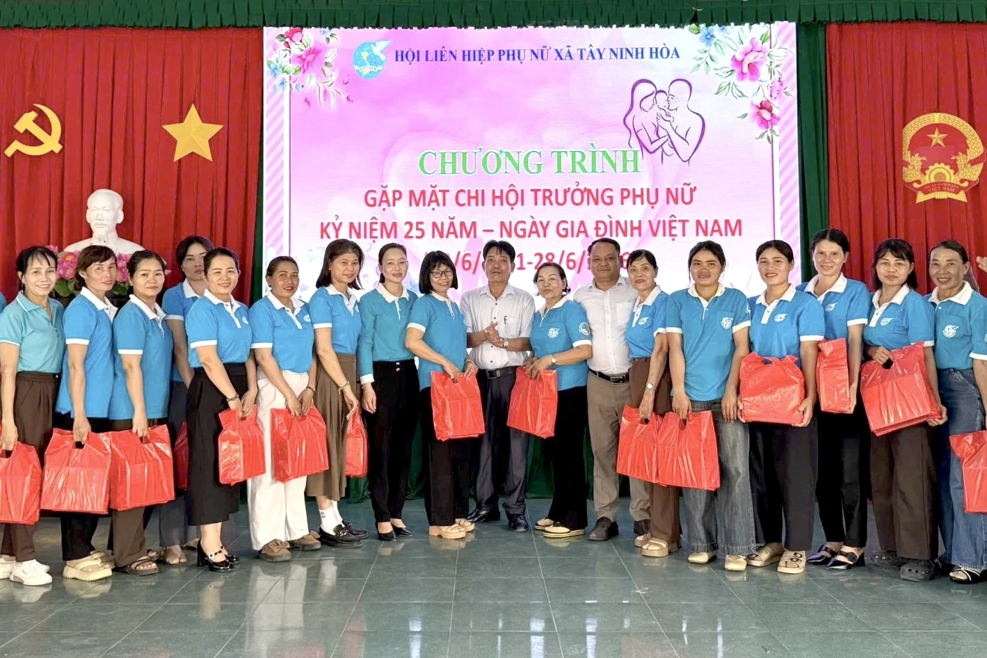 Lãnh đạo xã Tây Ninh Hòa trao quà lưu niệm nhân kỷ niệm Ngày Gia đình Việt Nam.
