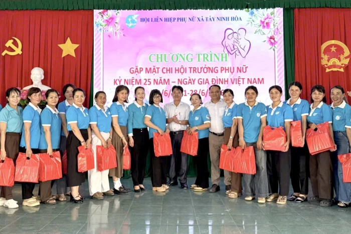 6 tháng, Hội Liên hiệp Phụ nữ xã Tây Ninh Hòa phối hợp vận động trao 2.086 suất quà