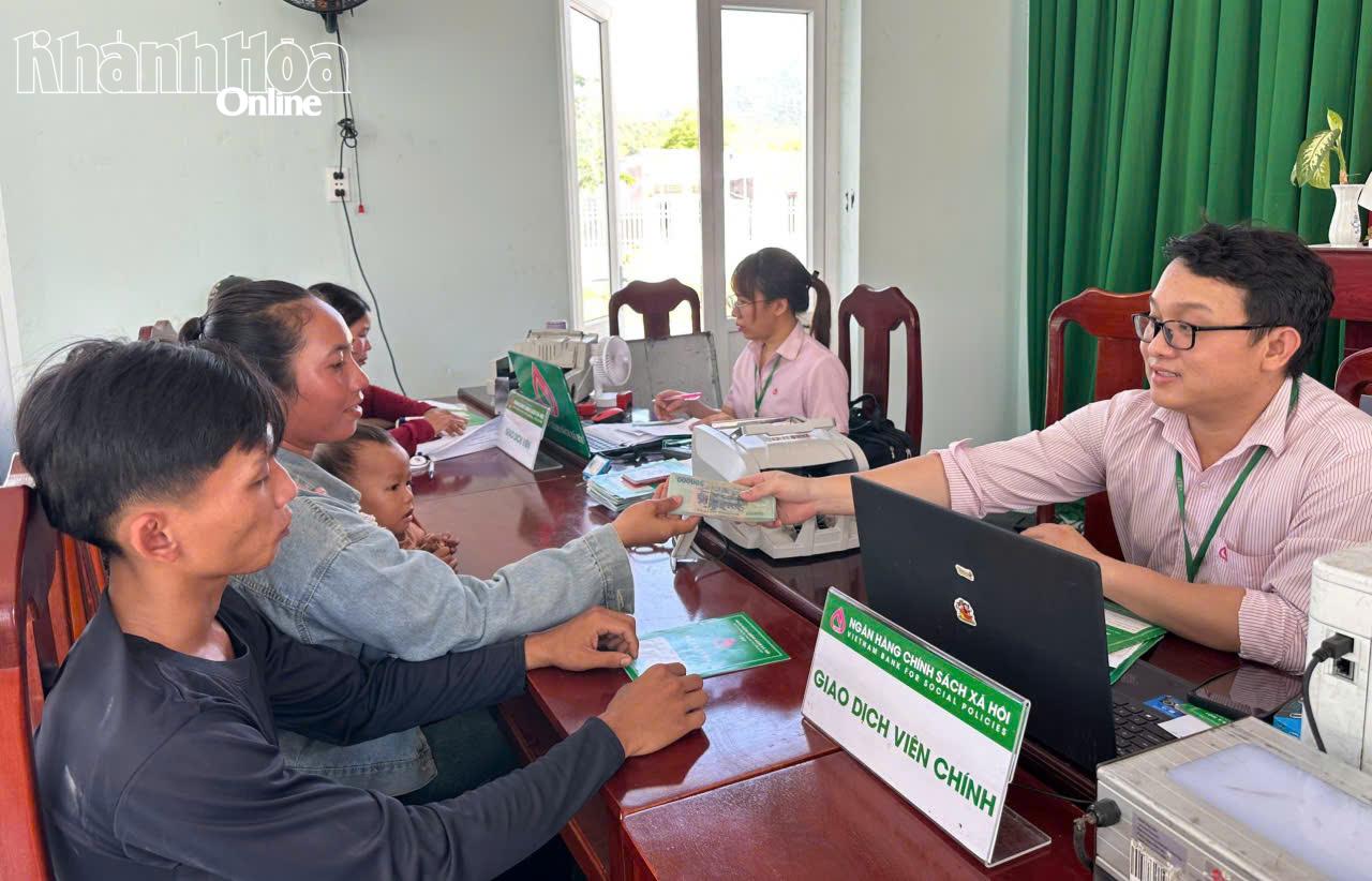 Phòng giao dịch Ngân hàng chính sách xã hội Ninh Sơn giải ngân 100 triệu đồng cho gia đình chị Tà Yên Thị Dôn (thôn Ú, xã Anh Dũng).