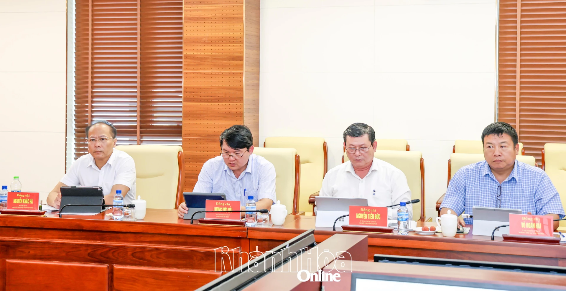 Đồng chí Nguyễn Khắc Hà và các đại biểu dự hội nghị.
