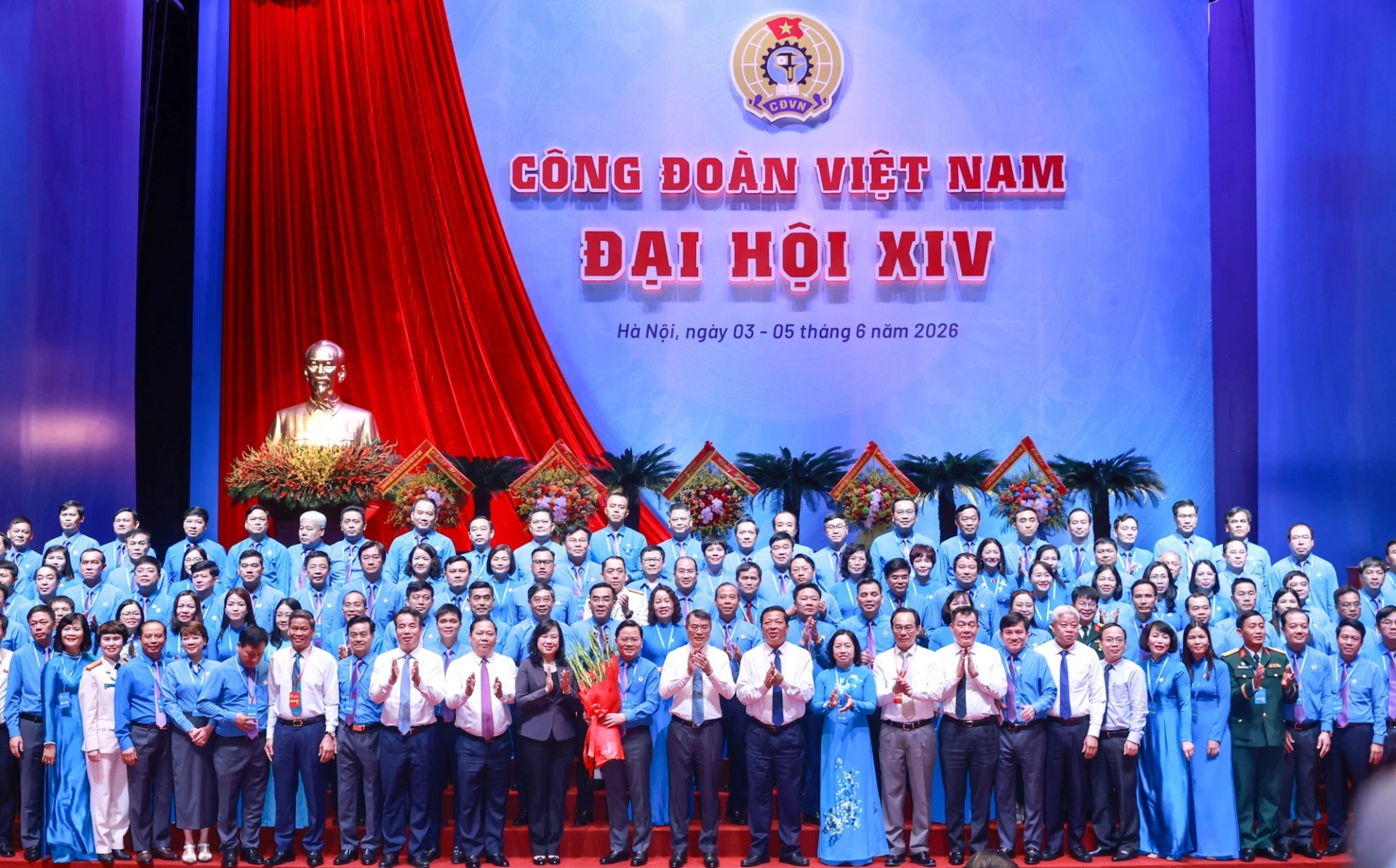 Thủ tướng Chính phủ Lê Minh Hưng tặng hoa chúc mừng Ban Chấp hành Tổng Liên đoàn Lao động Việt Nam khóa XIV. (Ảnh: Báo Người Lao Động).