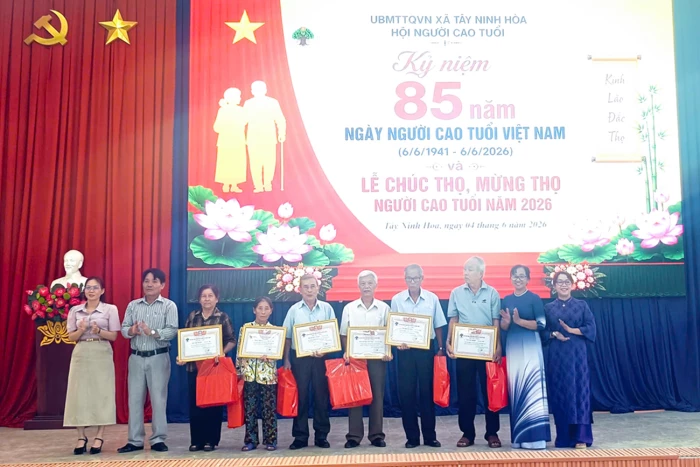 Xã Tây Ninh Hòa tổ chức kỷ niệm 85 năm Ngày truyền thống Người cao tuổi Việt Nam 
