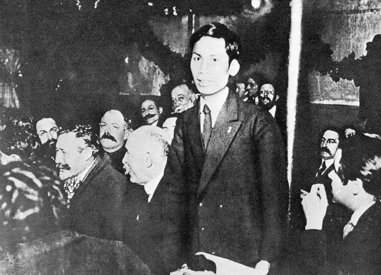 Năm 1920, chàng thanh niên yêu nước Nguyễn Ái Quốc tham dự Đại hội lần thứ 18 Đảng Xã hội Pháp ở thành phố Tours với tư cách đại biểu Đông Dương. Nguyễn Ái Quốc trở thành một trong những người sáng lập Đảng Cộng sản Pháp và cũng là người cộng sản đầu tiên của dân tộc Việt Nam_Ảnh: Tư liệu
