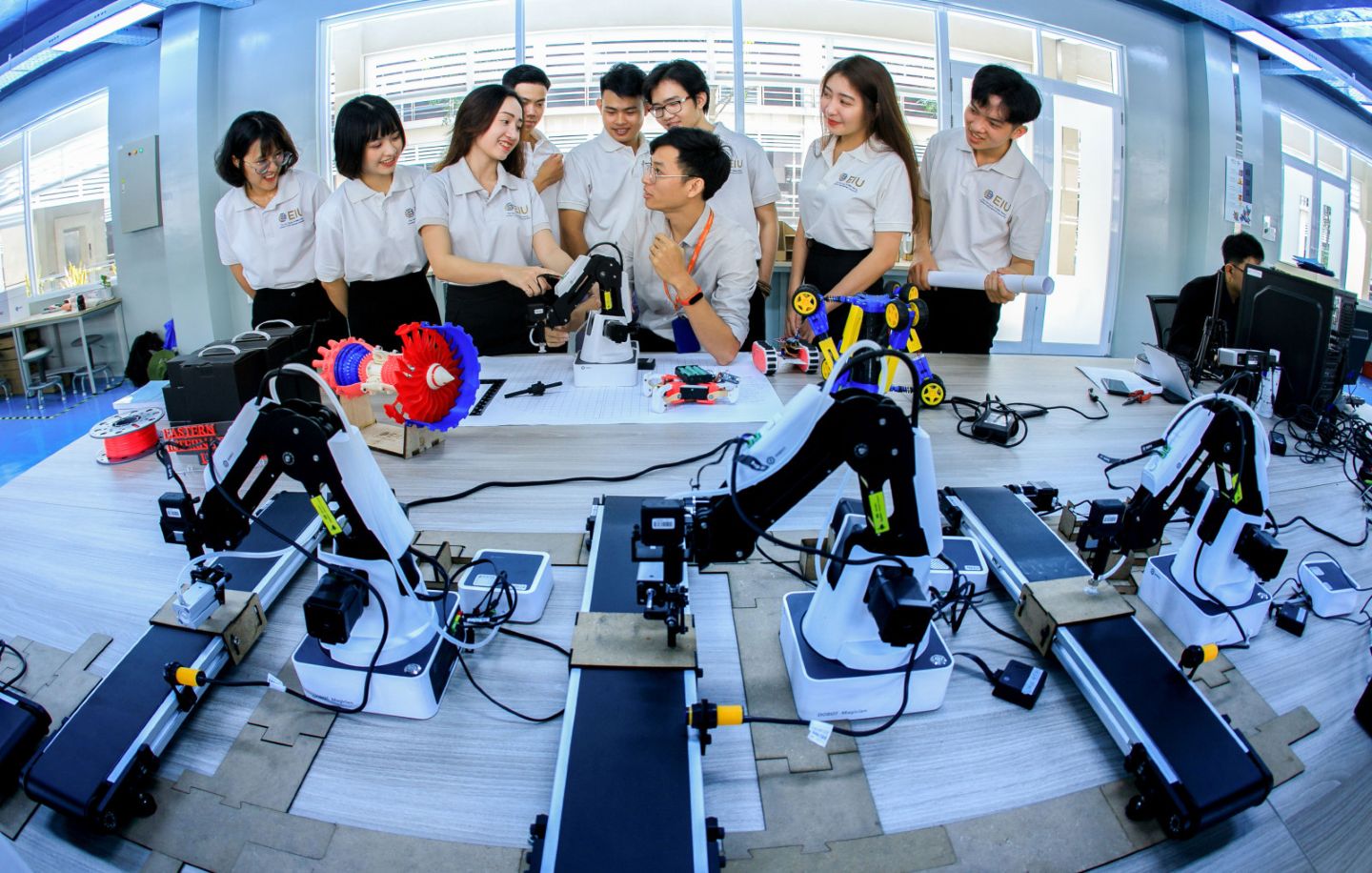 Sinh viên trường Đại học Quốc tế Miền Đông thực hành thí nghiệm quy trình công nghệ tự động hóa_Ảnh: vietnamhoinhap.vn

