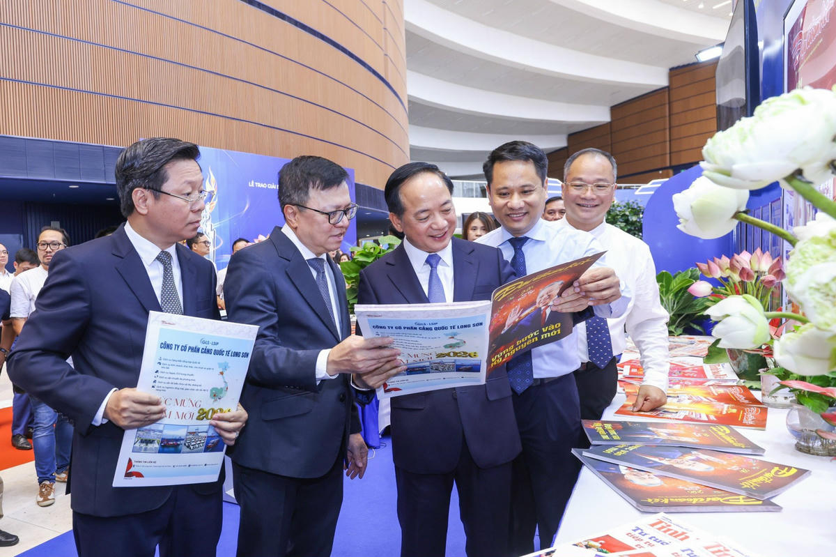 Đồng chí Trịnh Văn Quyết, Ủy viên Bộ Chính trị, Bí thư Trung ương Đảng, Trưởng Ban Tuyên giáo và Dân vận Trung ương thăm các gian trưng bày báo chí tại Hội báo toàn quốc 2026 _Ảnh: daidoanket.vn

