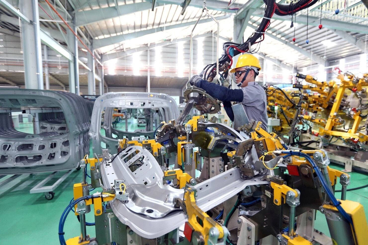 Công nhân làm việc tại nhà máy của Công ty cổ phần ô-tô Trường Hải (Thaco), Khu kinh tế mở Chu Lai _Ảnh: TTXVN


