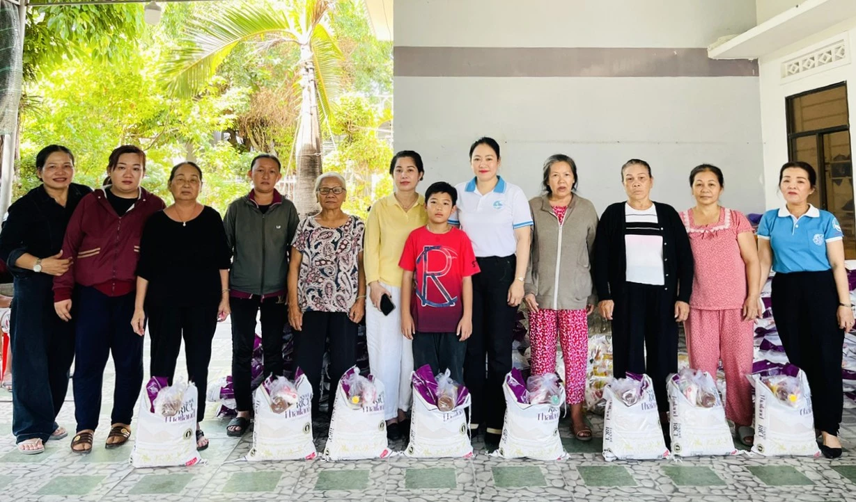 Hội Liên hiệp Phụ nữ phường và mạnh thường quân tặng quà cho các hộ dân.