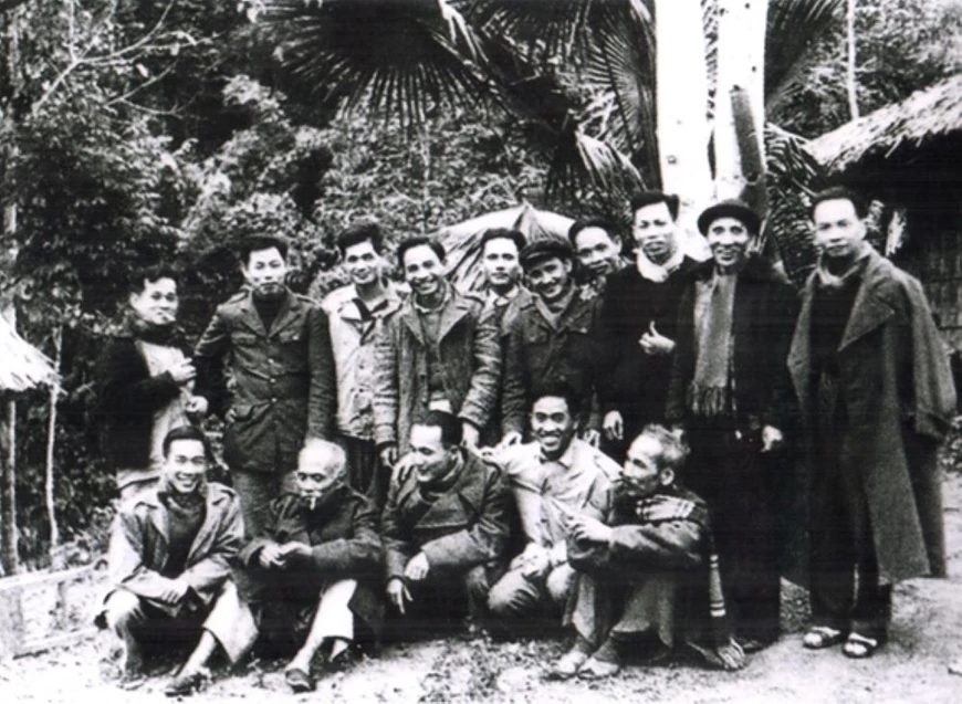 Bác Hồ (ngồi đầu tiên, từ phải sang) cùng một số đồng chí Ủy viên Trung ương Đảng khóa II tại Tuyên Quang (năm 1951). Đồng chí Hồ Tùng Mậu đứng thứ tư, từ phải sang. Ảnh tư liệu