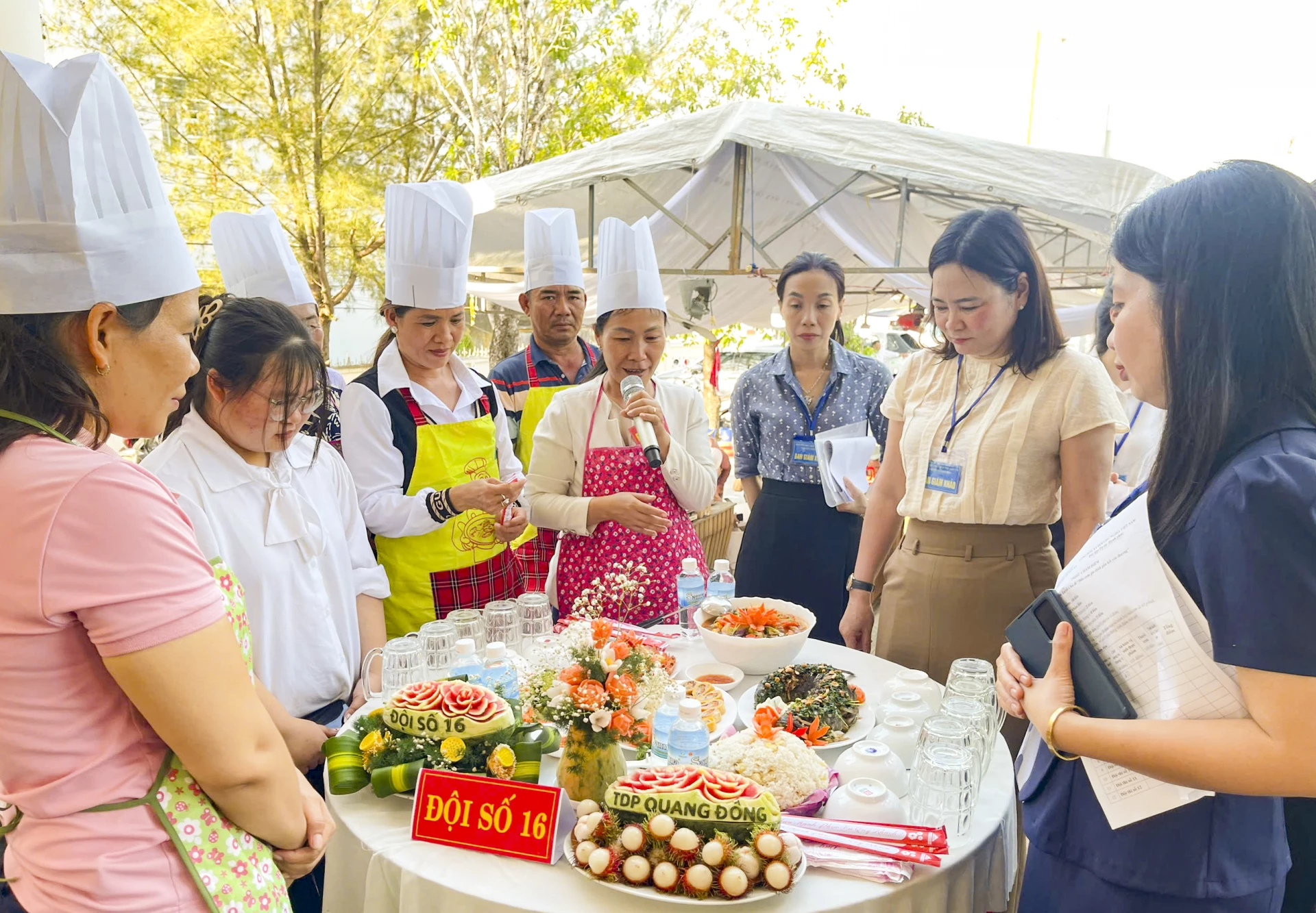 Ban Giám khảo chấm điểm bữa cơm và phần trình bày của đội thi.