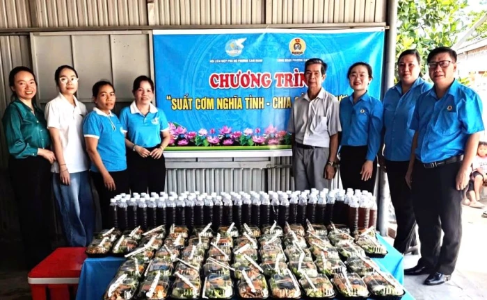 Trao 150 suất cơm, nước uống đến các hộ đồng bào dân tộc thiểu số ở phường Cam Ranh