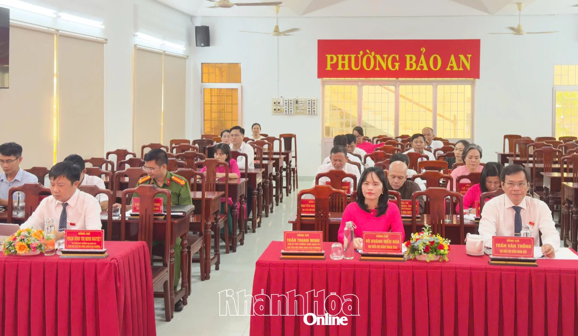 Các đại biểu dự kỳ họp.