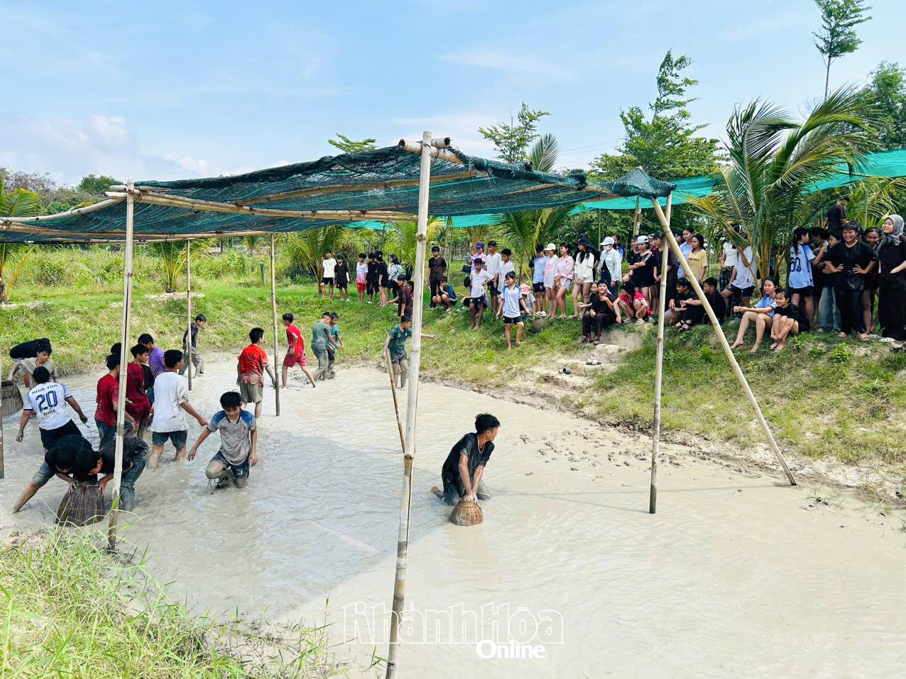 Học sinh vừa tham gia trò chơi vừa học kỹ năng sống.
