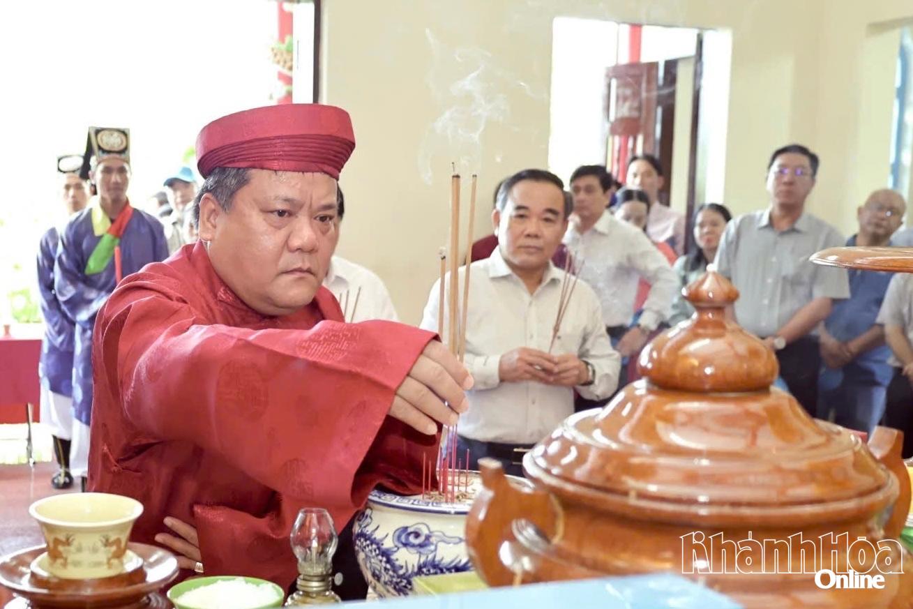 Đồng chí Bí thư Tỉnh ủy Trần Phong thực hiện nghi lễ dâng hương.