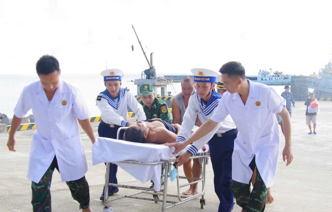 Bệnh xá đảo Trường Sa kịp thời cấp cứu ngư dân bị đứt lìa chân