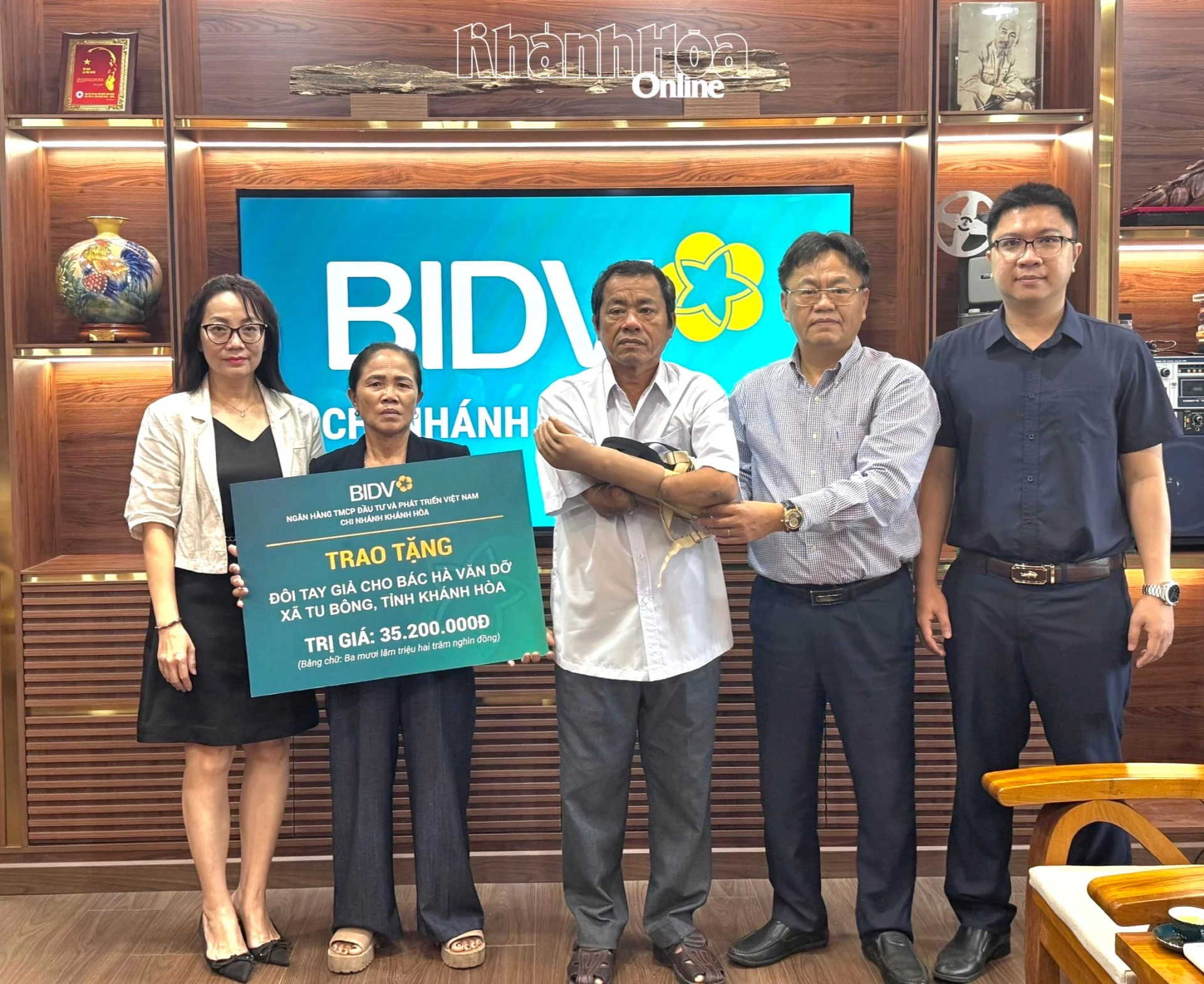 Công đoàn cơ sở BIDV Khánh Hòa tặng bàn tay giả cho thương binh tại xã Tu Bông