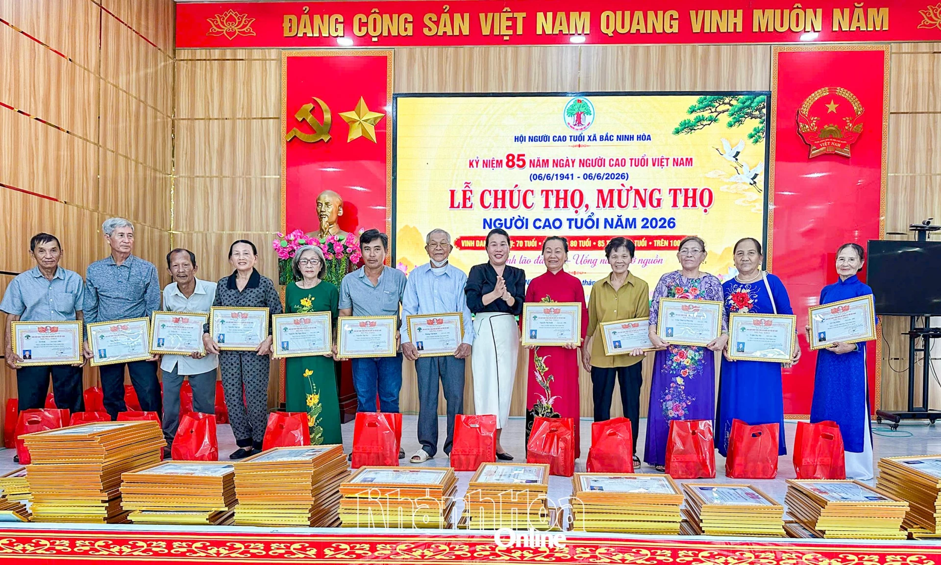 Lãnh đạo xã Bắc Ninh Hòa trao quà cho các cụ cao tuổi.