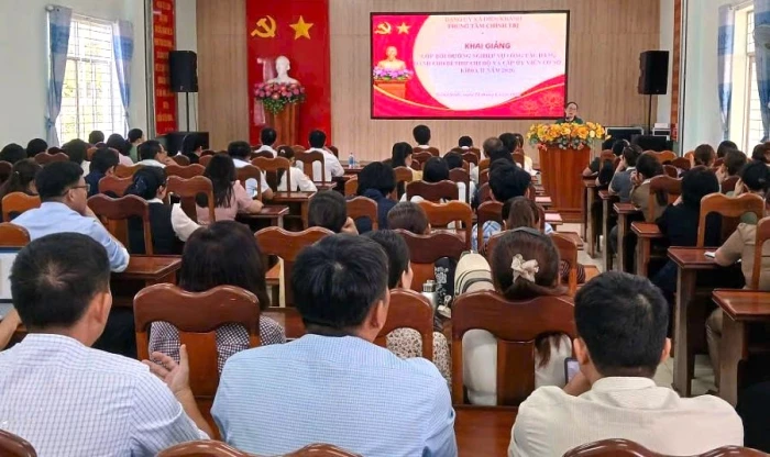 Bồi dưỡng nghiệp vụ công tác Đảng cho cán bộ cơ sở