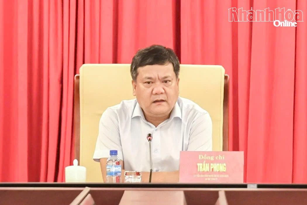 Bí thư Tỉnh ủy Trần Phong chủ trì phiên họp.